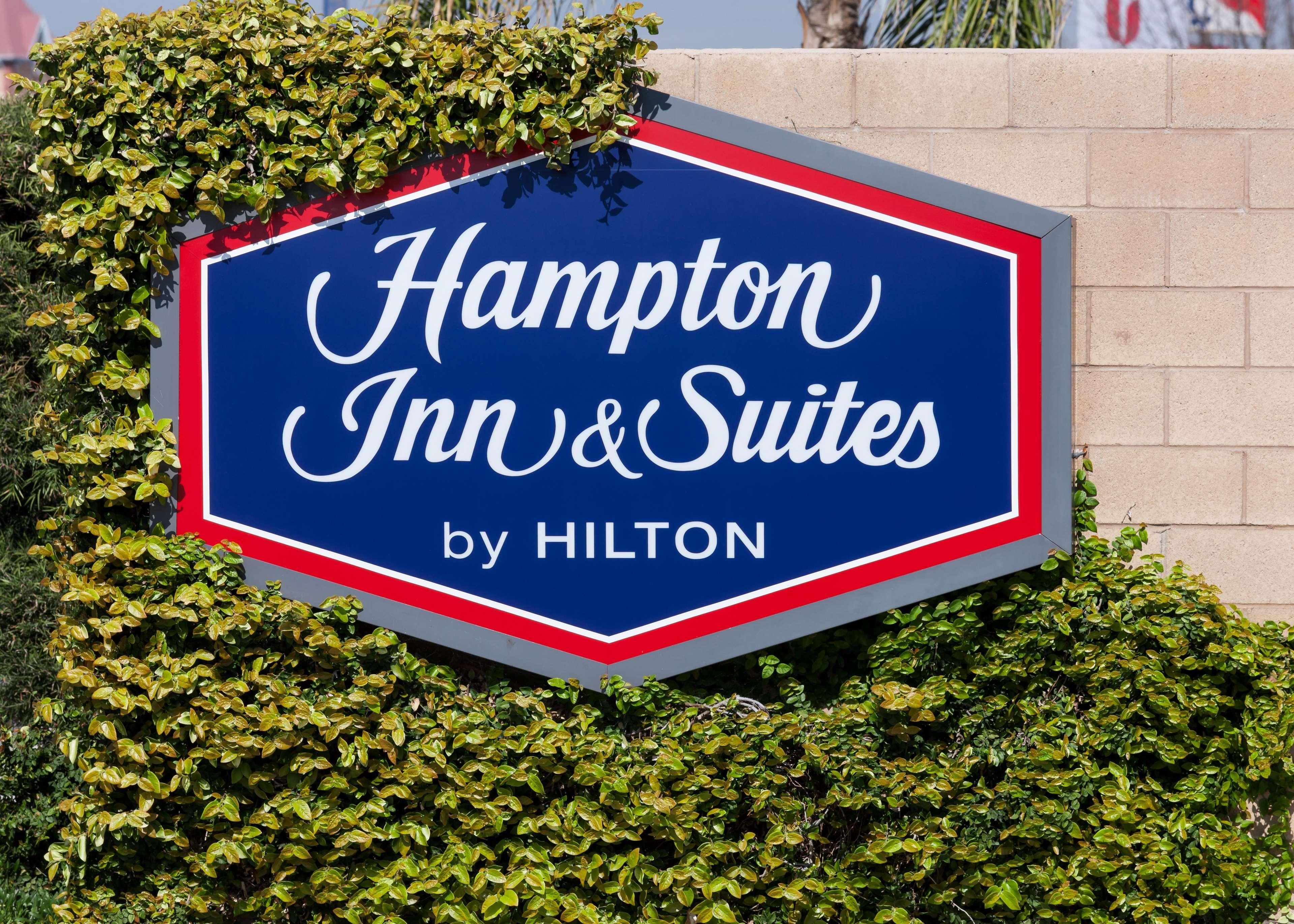 Hampton Inn & Suites Tulare Exterior photo