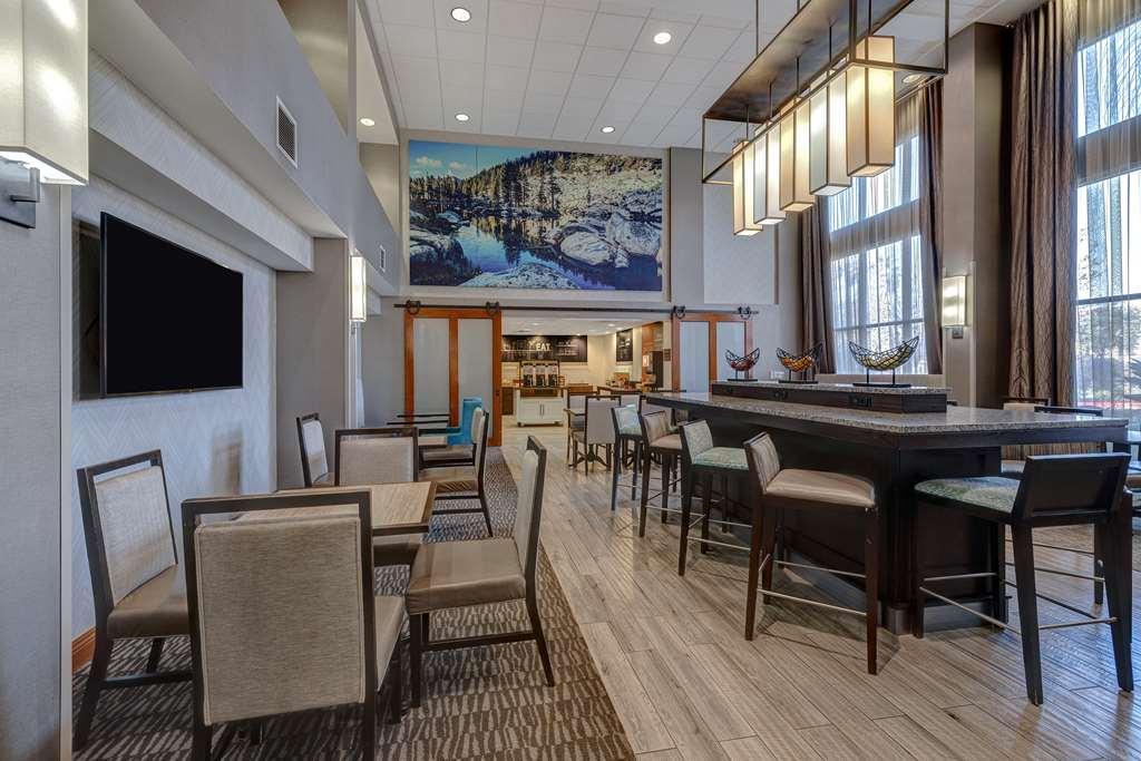 Hampton Inn & Suites Tulare Interior photo